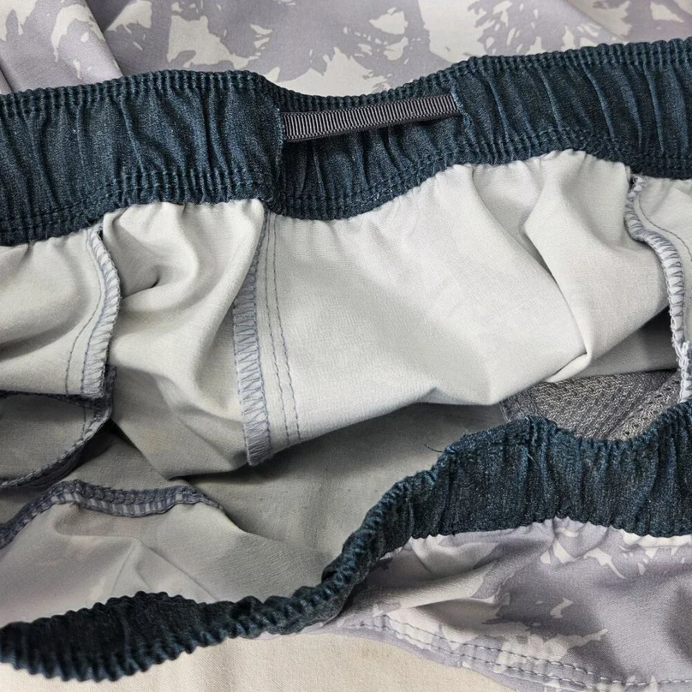 Vuori Men's Cape Shorts In A Grey Palm Print, Size XL - Picture 8 of 10